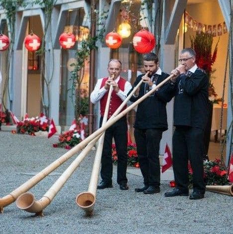 Alphornbläser bearbeitet.jpg